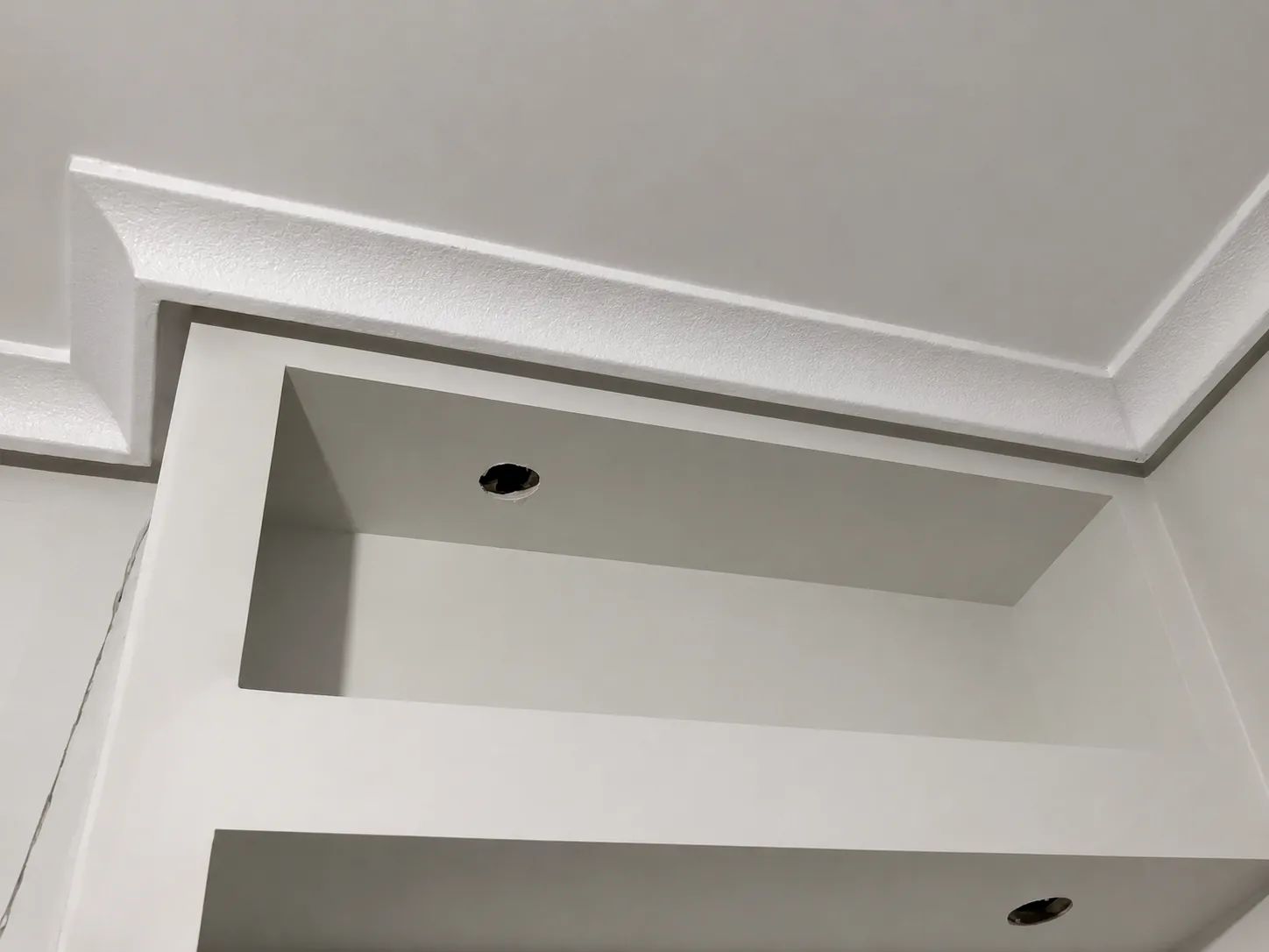 Proyecto con moldura para techo y pared